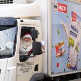 Maxi Deda Mraz obradovao decu iz svratišta 14