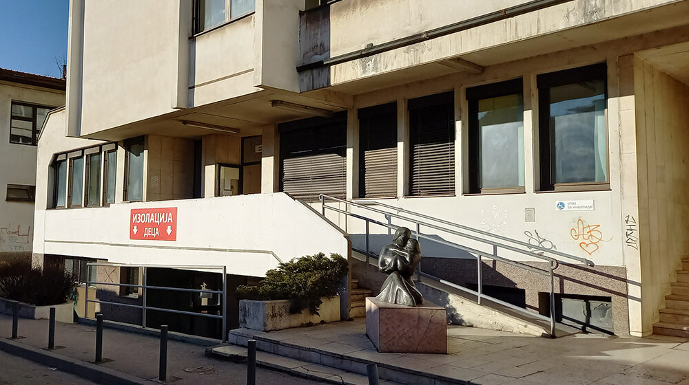 U kovid ambulanti u Užicu u istoj čekaonici deca i odrasli, nadležni kažu da je to privremeno 1