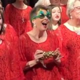 Njen snimak je već godinama jedan od najgledanijih tokom praznika: Ko je simpatična žena koja peva božićnu pesmu 8