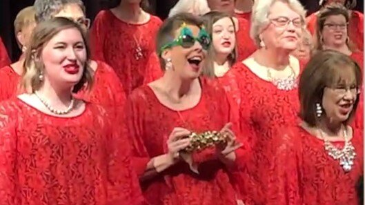 Njen snimak je već godinama jedan od najgledanijih tokom praznika: Ko je simpatična žena koja peva božićnu pesmu 1