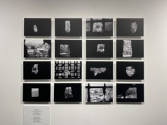 IMG-19c2f5bbe9f2fd9557fc872d40645b29-V Otvorena izložba fotografija o opsadi Sarajeva Pola Louva i Rona Haviva “Pazi snajper” (FOTO) 5