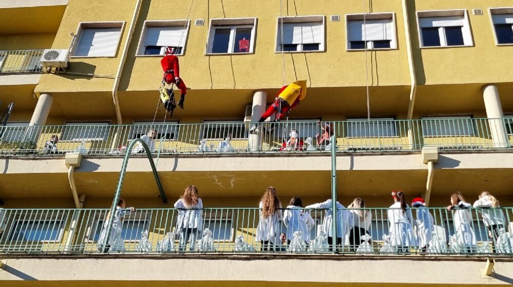 Deda Mrazovi se spustili s krova i podelili paketiće deci u bolnici u Tiršovoj 1