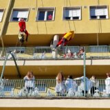 Deda Mrazovi se spustili s krova i podelili paketiće deci u bolnici u Tiršovoj 8