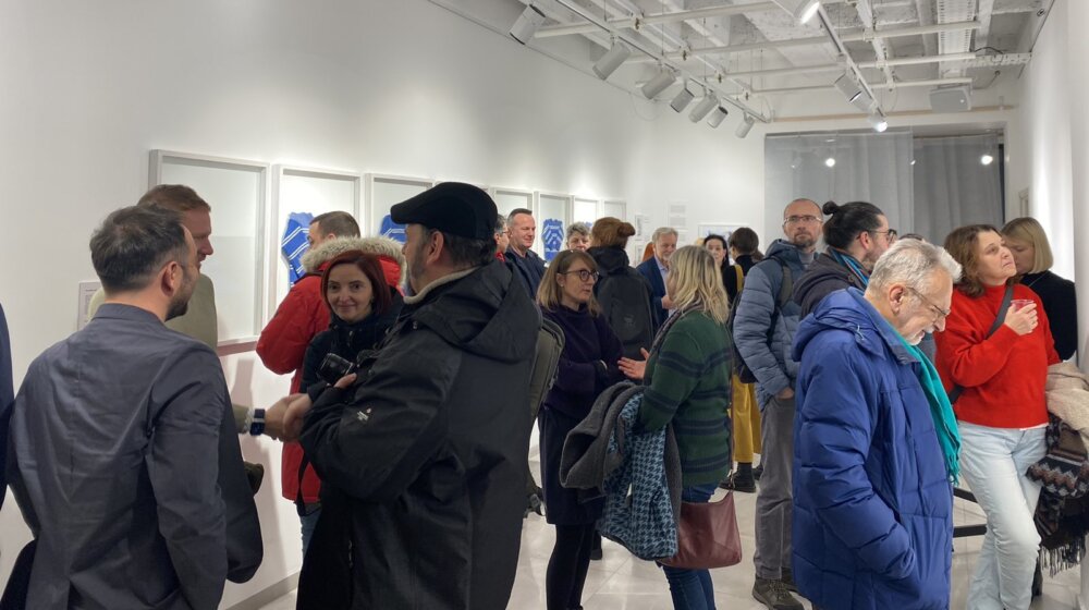 Otvorena izložba fotografija o opsadi Sarajeva Pola Louva i Rona Haviva “Pazi snajper” (FOTO) 1