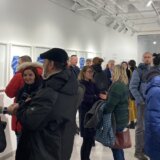 Otvorena izložba fotografija o opsadi Sarajeva Pola Louva i Rona Haviva “Pazi snajper” (FOTO) 12