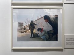 Otvorena izložba fotografija o opsadi Sarajeva Pola Louva i Rona Haviva “Pazi snajper” (FOTO) 6