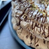 Veganska Pavlova torta sa pečenim lešnicima i pistaćima (recept) - posno 14