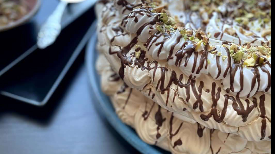 Veganska Pavlova torta sa pečenim lešnicima i pistaćima (recept) - posno 1