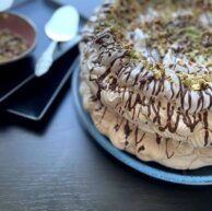 Veganska Pavlova torta sa pečenim lešnicima i pistaćima (recept) - posno 4