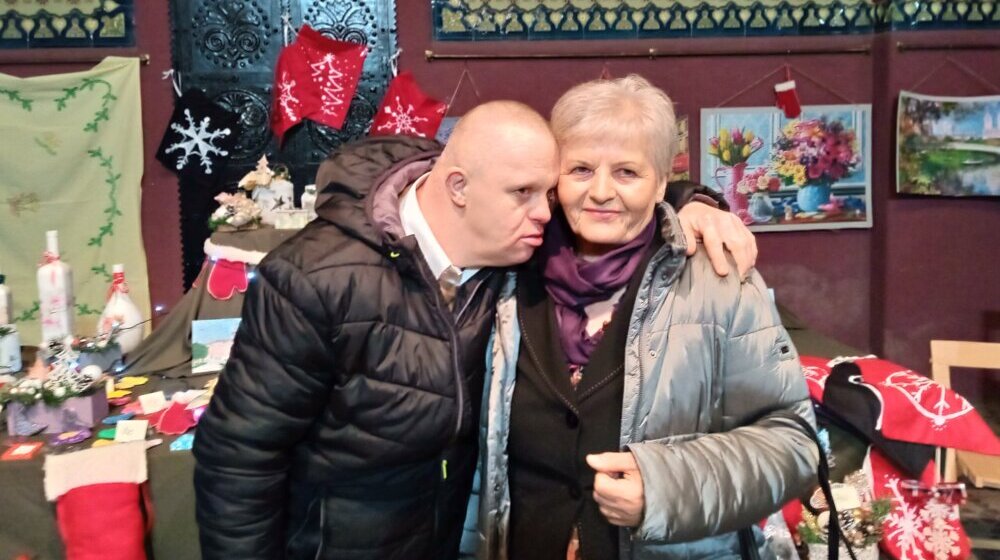 "Sunce kao izvor života" u slikama Borisa Hrnjaka, subotičkog umetnika sa Daunovim sindromom 1