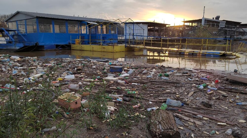 Velika količina smeća između splavova na Savi 1