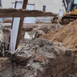 Građevinska inspekcija preuzela slučaj urušavanja dela betonskog zida u ulici Prote Mateje 12