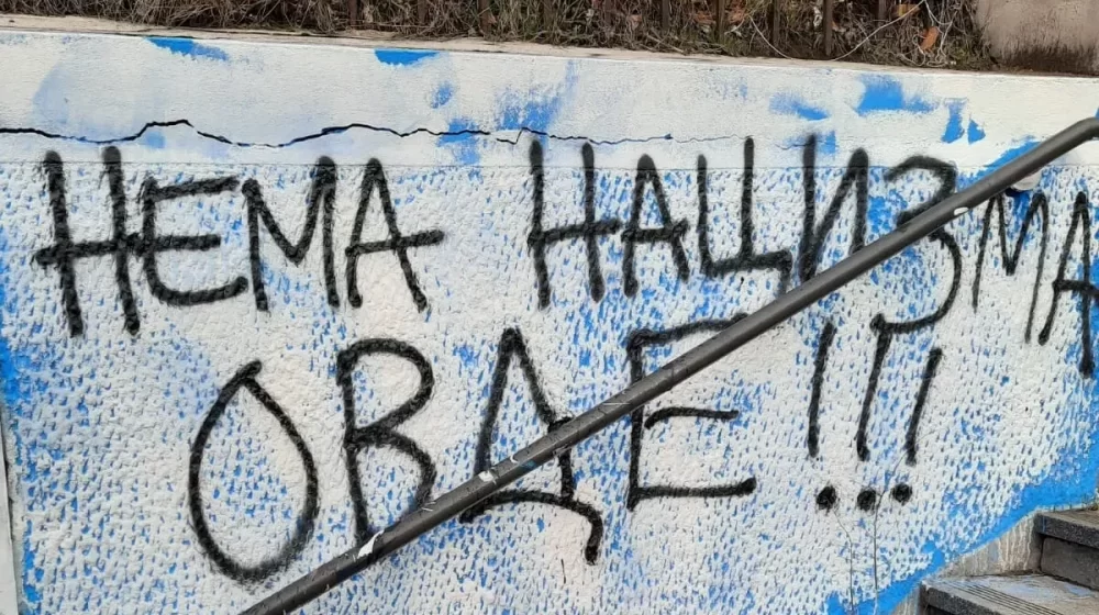 Novo vandalizovanje murala na Malim stepenicama ispred KROKODILovog Centra uz poruku: „Nema nacizma ovde" 1