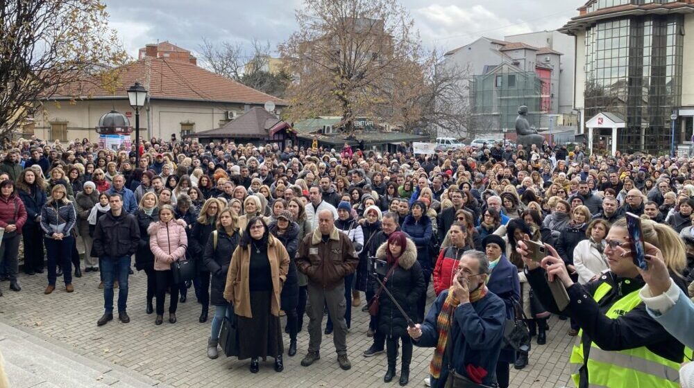 “Ugroženi su nam život i zdravlje": Protest prosvetnih radnika u Kragujevcu 1