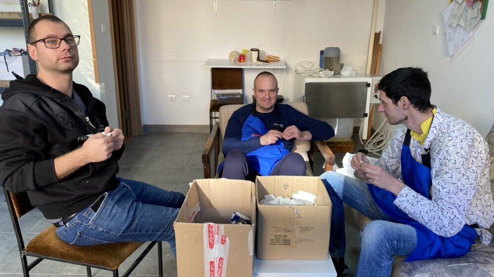 Osobe sa teškoćama u razvoju prave novogodišnje kalendare od paklica cigareta: U Kragujevcu osnovano prvo socijalno preduzeće 1