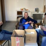 Osobe sa teškoćama u razvoju prave novogodišnje kalendare od paklica cigareta: U Kragujevcu osnovano prvo socijalno preduzeće 7