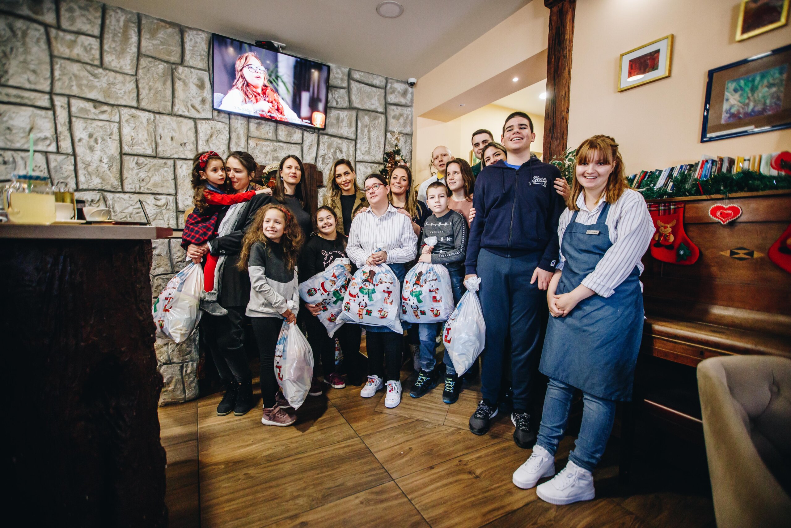 Mozzartov trijumf humanosti potvrđen i u 2022. godini: Paketići za decu širom Srbije 2