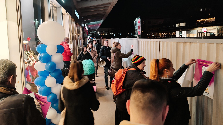 Članovi 'Kreni-Promeni' u Novom Sadu delili plakate sa informacijama o zagađenju vazduha 1