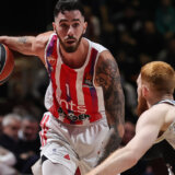 Luka Vildoza sa navijačima Crvene zvezde bodri Srbiju 1