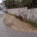 Voda pomešana sa fekalijama teče niz ulice i u kuće, leti ne mogu da dišu od smrada, zimi ne koriste kola: Reportaža iz kragujevačke Uglješnice kao iz Nacionalne geografije (FOTO/VIDEO) 1