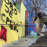 Oštećen mural kod Brankovog mosta prekrečen u bojama ukrajinske zastave 3