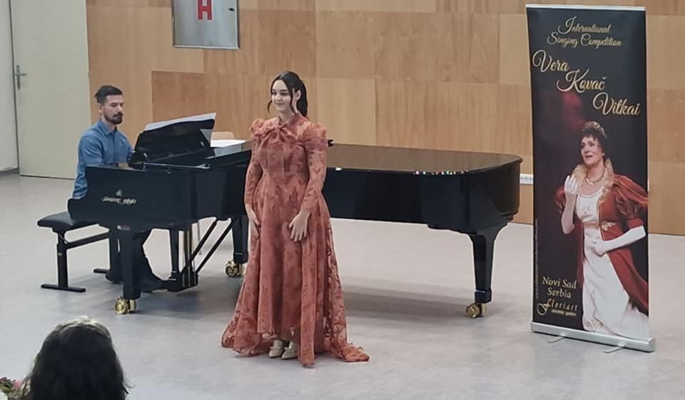 Prva nagrada na međunarodnom takmičenju solo pevača u Novom Sadu za srednjoškolku iz Negotina 1
