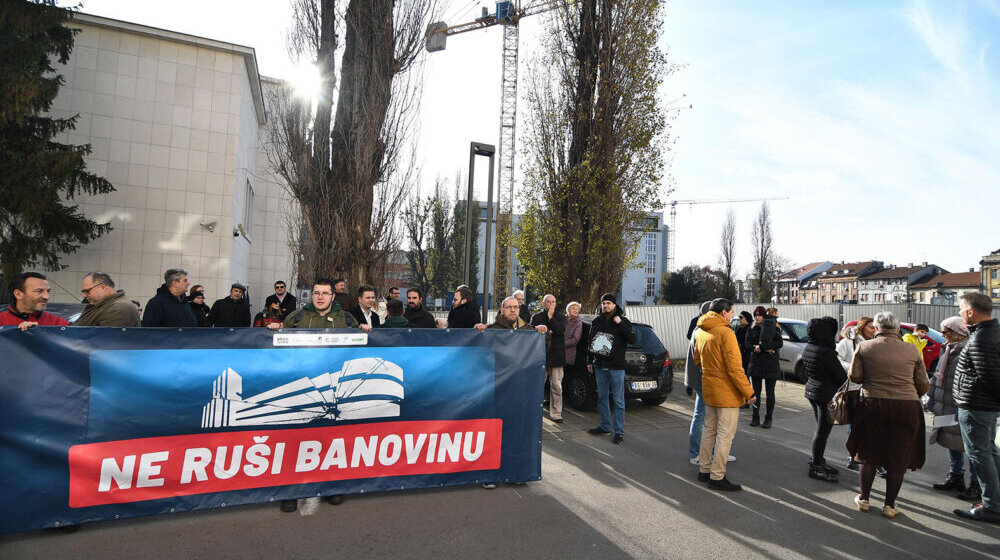 APV traži smenu člana Gradskog veća za kulturu u Novom Sadu jer nije reagovao na rušenje Banovine 1