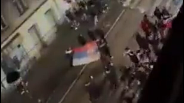 Srpski navijači u Beču u sred noći vikali na ulicama vređajući Albance (VIDEO) 1