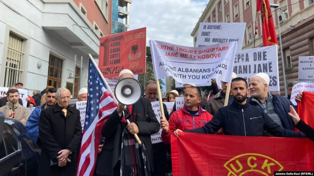 Održan protest ispred srpske ambasade u Tirani 1