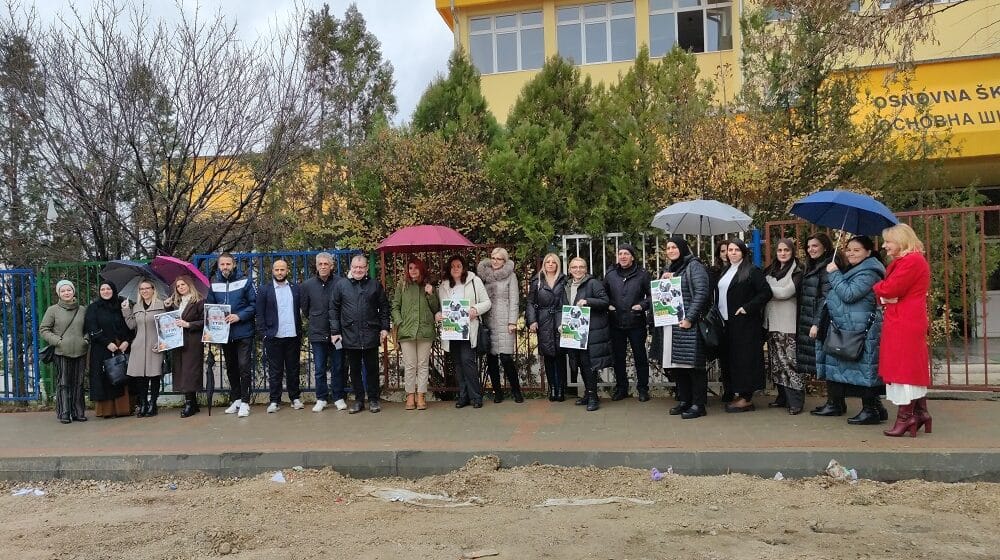 U Novom Pazaru prosvetari u znak protesta obustavili nastavu u školama tokom prvog časa 1
