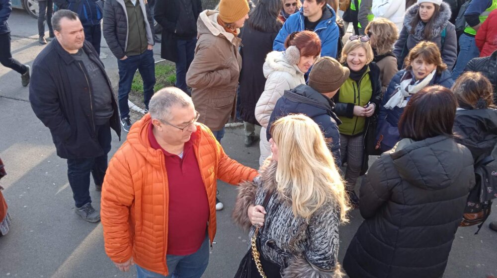 Protest podrške profesoru matematike Jovanu Kneževiću, direktor Šeste gimnazije poručuje da će biti objektivan 1