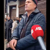 Protest u Velikoj Hoči: Vinar se zavezao za banderu, njegov sin preti da će skočiti s krova 7