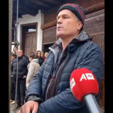 Protest u Velikoj Hoči: Vinar se zavezao za banderu, njegov sin preti da će skočiti s krova 5