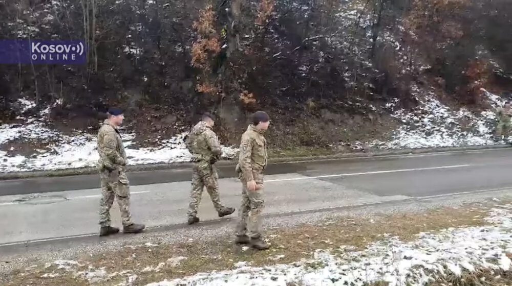 Britanski KFOR sa Srbima na barikadama, pitali ih da li su srećni i ko im je vođa 1