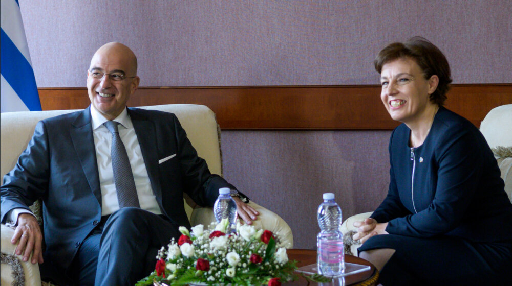 Ekonomia Online: Grčki ministar spoljnih poslova odbio da se fotografiše ispred natpisa "Republika Kosovo" 1