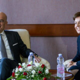 Ekonomia Online: Grčki ministar spoljnih poslova odbio da se fotografiše ispred natpisa "Republika Kosovo" 2