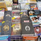 Otvoren Novogodišnji salon knjiga u Vranju: Najpopularniji naslovi domaćih izdavača po sajamskim cenama 3