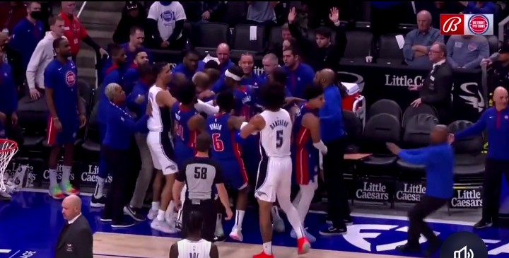 (VIDEO) Opšta tuča i desetominutni prekid NBA meča 1