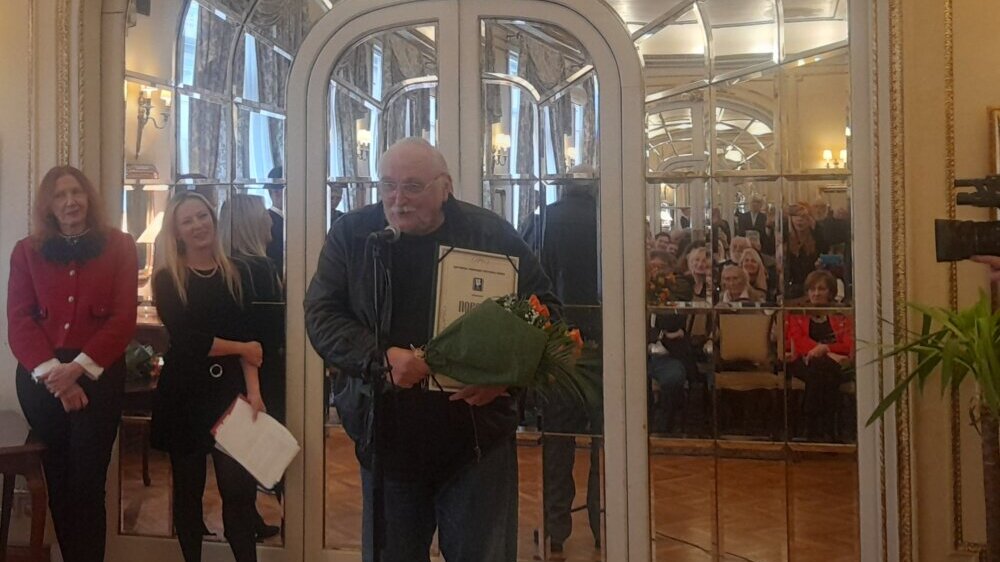 Slobodanu Šijanu, Darku Bajiću, Veri Vlajić i Miroslavu Jeliću Povelja za životno delo 2