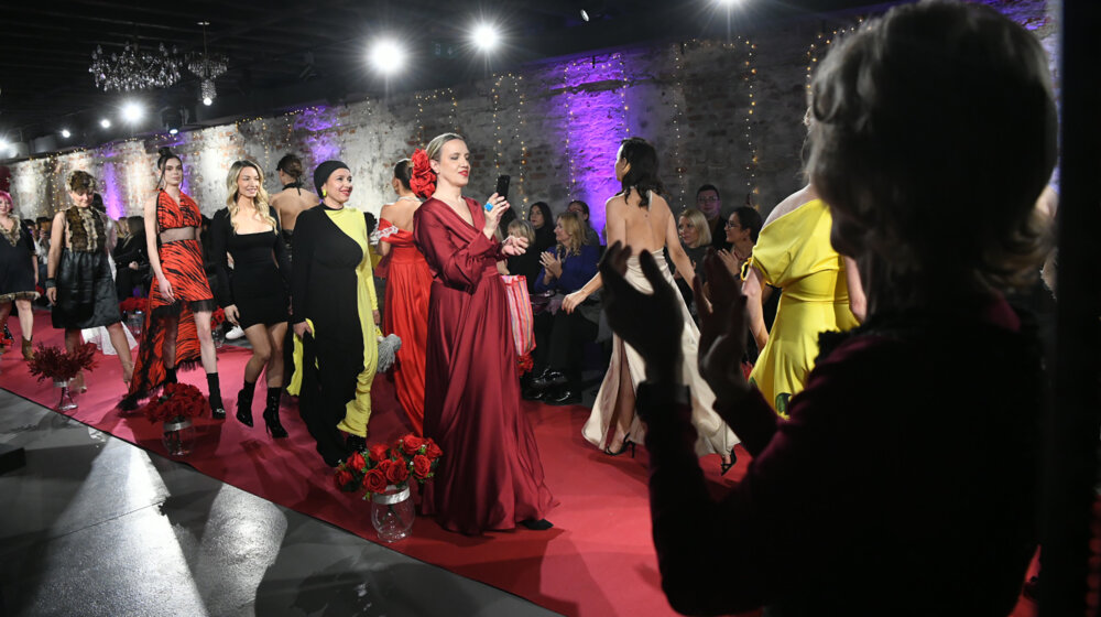 Poznate žene i Somborske šnajderke zajedno na reviji "Dokaži bajku" 1 Poznate žene i Somborske šnajderke zajedno na reviji "Dokaži bajku" 1