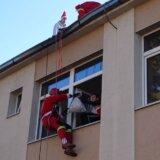 Nesvakidašnji Deda Mraz obradovao mališane u valjevskoj bolnici 6