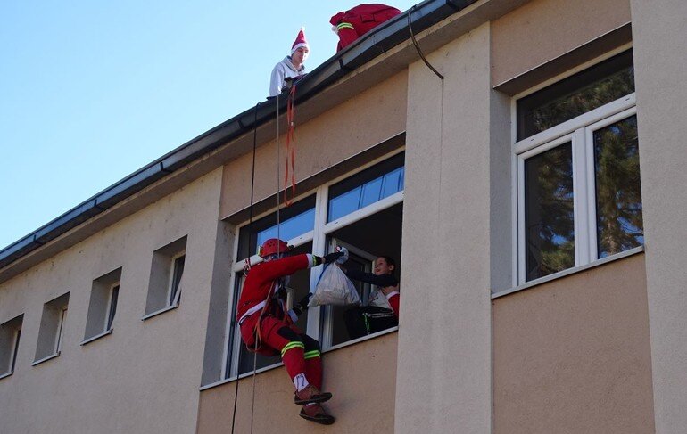 Nesvakidašnji Deda Mraz obradovao mališane u valjevskoj bolnici 1
