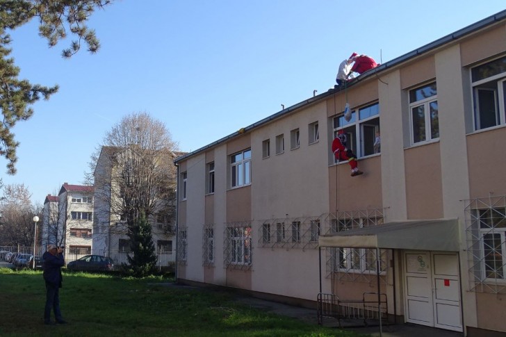 Nesvakidašnji Deda Mraz obradovao mališane u valjevskoj bolnici 2