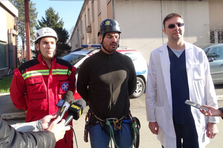 Nesvakidašnji Deda Mraz obradovao mališane u valjevskoj bolnici 3