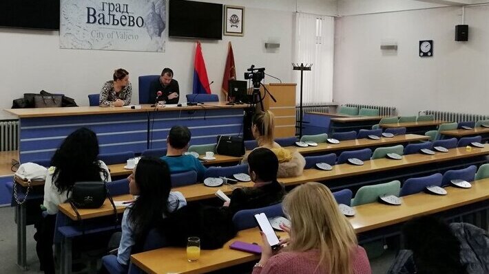 Kadrovskoj komisiji u Valjevu sporan zahtev bivše gradske urbanistkinje za naknadu od tri plate zbog prelaska na novo radno mesto 1