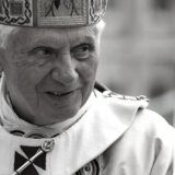 Počela sahrana Benedikta XVI: Biće sahranjen sa novčićima i medaljama iskovanim za vreme dok je bio papa i u grobnicu pored pape Jovana Pavla Drugog 6