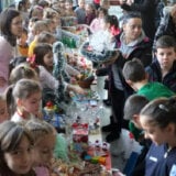Humani Mitrovčani: Na novogodišnjem vašaru u školi prikupljana sredstva za lečenje učenice 9