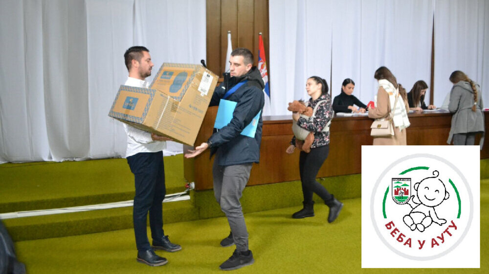Sremska Mitrovica: Podeljena auto-sedišta za bebe rođene u septembru, oktobru i novembru 1
