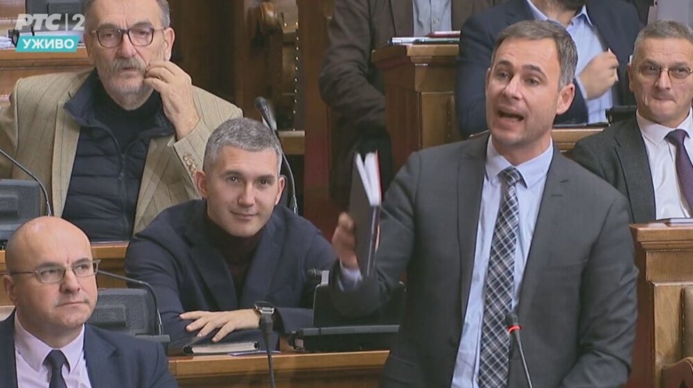 Aleksić u Skupštini: Ko pije vino od 10.000 evra? 1