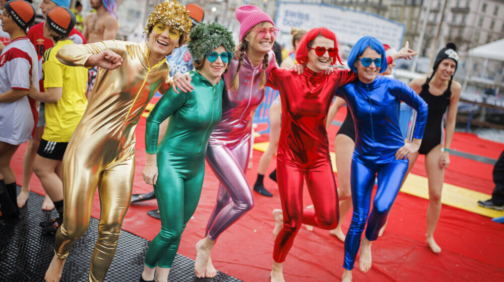 Nekoliko hiljada prerušenih u super heroje plivalo na Ženevskom jezeru 1